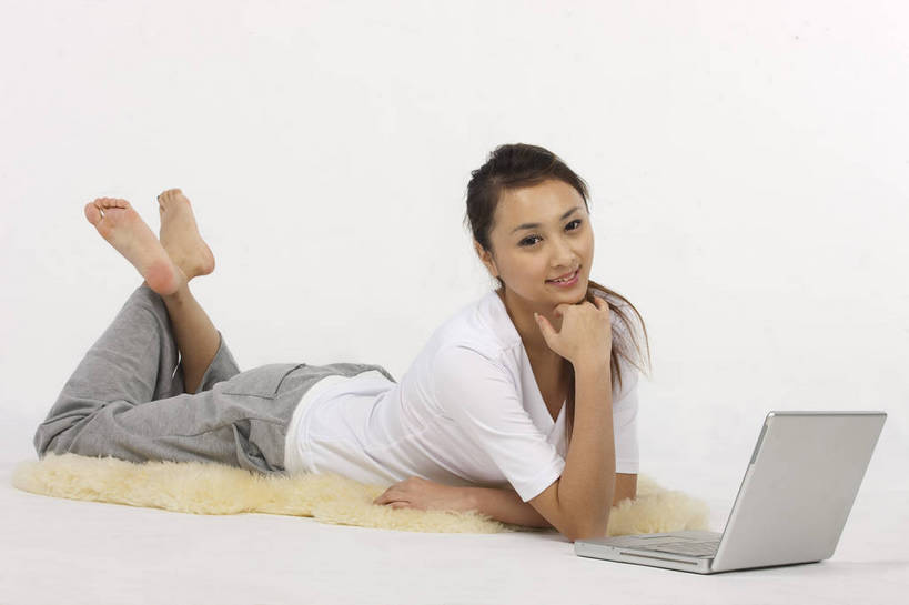 东方人,一个人,微笑,横图,彩色,室内,白天,电脑,中国,亚洲,图片,休闲装,笔记本,趴着,享受,休闲,放松,美女,摄影,生活方式,轻松,东亚,上网,女孩,女人,女性,亚洲人,中国人,年轻人,全身,影棚拍摄,高兴,愉快,bj174