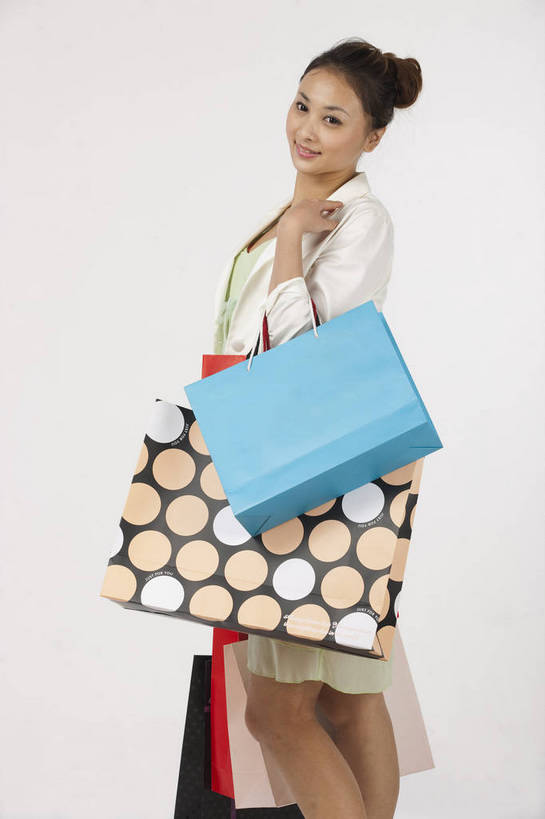 东方人,一个人,微笑,竖图,彩色,室内,白天,购物,中国,亚洲,图片,购物袋,休闲装,站着,享受,休闲,放松,美女,摄影,生活方式,轻松,采购,东亚,友情,女孩,女人,女性,亚洲人,中国人,年轻人,全身,影棚拍摄,高兴,愉快,bj174