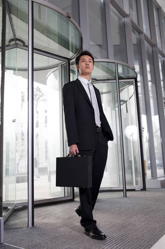 东方人,一个人,商务人士,商务男性,走,竖图,彩色,室内,白天,衬衫,西装,商务,成功,办公楼,信心,职员,中国,亚洲,入口,转门,套装,正装,公文包,图片,大门,玻璃门,金融,摄影,经济,商务装,文件箱,贸易,工薪阶层,东亚,男人,男性,亚洲人,中国人,年轻人,白领,上班族,全身,衬衣,高兴,办公,商业,bj174