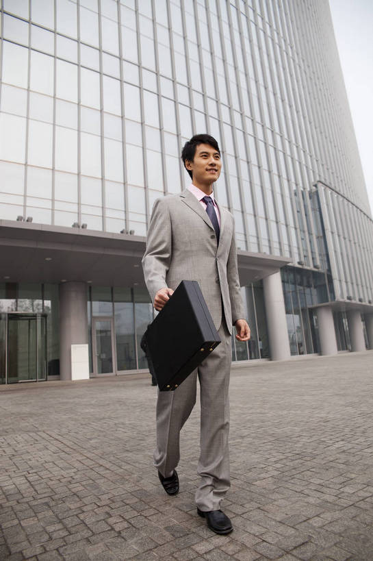 东方人,一个人,商务人士,商务男性,走,微笑,竖图,彩色,室外,白天,衬衫,西装,商务,成功,办公楼,信心,职员,建筑,中国,亚洲,套装,正装,公文包,图片,现代建筑,摩天大厦,商务楼,金融,摄影,经济,商务装,文件箱,贸易,工薪阶层,东亚,男人,男性,亚洲人,中国人,年轻人,白领,上班族,全身,衬衣,高兴,办公,商业,大楼,bj174