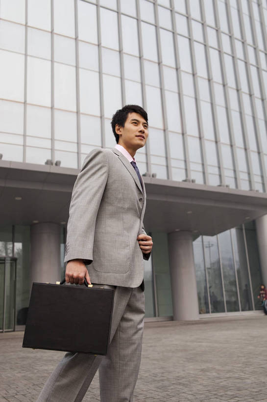 东方人,一个人,商务人士,商务男性,走,微笑,竖图,彩色,室外,白天,衬衫,西装,商务,成功,办公楼,信心,职员,建筑,中国,亚洲,套装,正装,公文包,图片,现代建筑,摩天大厦,商务楼,金融,摄影,经济,商务装,文件箱,贸易,工薪阶层,东亚,男人,男性,亚洲人,中国人,年轻人,白领,上班族,全身,衬衣,高兴,办公,商业,大楼,bj174