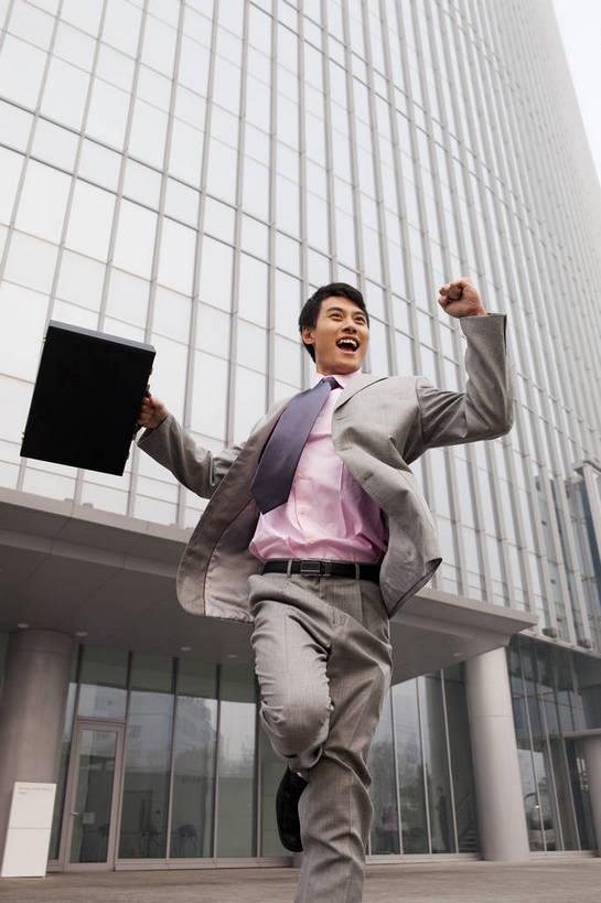 东方人,一个人,商务人士,商务男性,笑,竖图,彩色,室外,白天,衬衫,西装,商务,兴奋,成功,办公楼,信心,职员,建筑,中国,亚洲,套装,正装,公文包,图片,现代建筑,握拳,摩天大厦,商务楼,金融,摄影,经济,商务装,文件箱,贸易,工薪阶层,东亚,男人,男性,亚洲人,中国人,年轻人,白领,上班族,跳跃,全身,衬衣,高兴,办公,商业,大楼,bj174