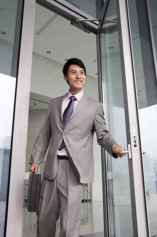 东方人,一个人,商务人士,商务男性,微笑,竖图,彩色,室外,白天,衬衫,西装,商务,成功,办公楼,信心,职员,建筑,中国,亚洲,入口,套装,正装,公文包,图片,大门,开门,玻璃门,现代建筑,摩天大厦,商务楼,金融,摄影,经济,商务装,文件箱,贸易,工薪阶层,东亚,男人,男性,亚洲人,中国人,年轻人,白领,上班族,半身,衬衣,高兴,办公,商业,大楼,bj174