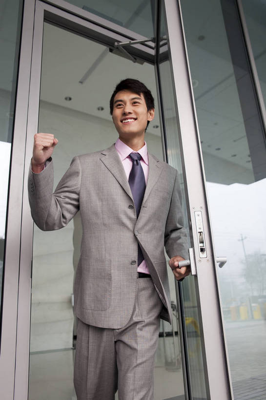 东方人,一个人,商务人士,商务男性,微笑,竖图,彩色,室外,白天,衬衫,西装,商务,成功,办公楼,信心,职员,建筑,中国,亚洲,入口,套装,正装,图片,大门,开门,玻璃门,现代建筑,握拳,摩天大厦,商务楼,金融,摄影,经济,商务装,贸易,工薪阶层,东亚,男人,男性,亚洲人,中国人,年轻人,白领,上班族,半身,衬衣,高兴,办公,商业,大楼,bj174