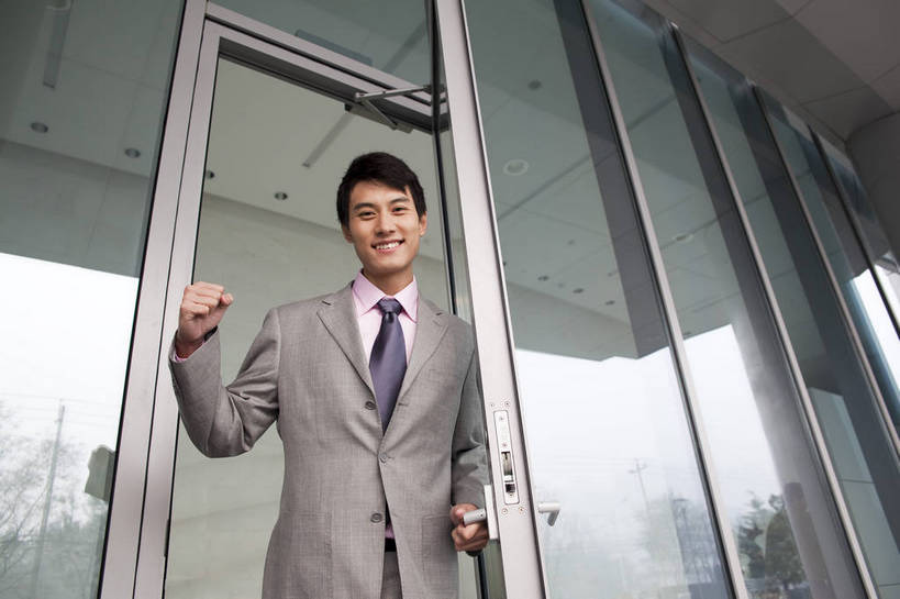 东方人,一个人,商务人士,商务男性,微笑,横图,彩色,室外,白天,衬衫,西装,商务,成功,办公楼,信心,职员,建筑,中国,亚洲,入口,套装,正装,图片,大门,开门,玻璃门,现代建筑,握拳,摩天大厦,商务楼,金融,摄影,经济,商务装,贸易,工薪阶层,东亚,男人,男性,亚洲人,中国人,年轻人,白领,上班族,半身,衬衣,高兴,办公,商业,大楼,bj174