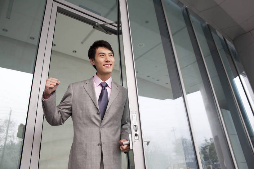 东方人,一个人,商务人士,商务男性,微笑,横图,彩色,室外,白天,衬衫,西装,商务,成功,办公楼,信心,职员,建筑,中国,亚洲,入口,套装,正装,图片,大门,开门,玻璃门,现代建筑,握拳,摩天大厦,商务楼,金融,摄影,经济,商务装,贸易,工薪阶层,东亚,男人,男性,亚洲人,中国人,年轻人,白领,上班族,半身,衬衣,高兴,办公,商业,大楼,bj174