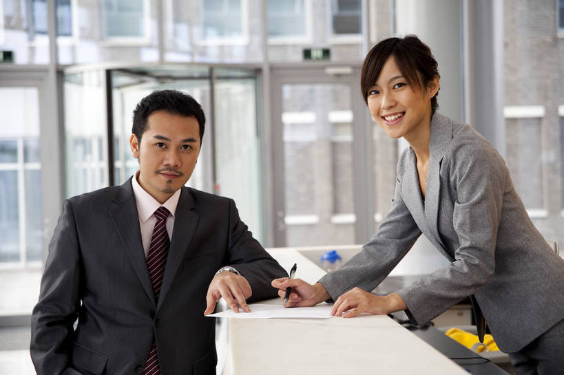 东方人,两个人,商务人士,前台,商务男性,商务女性,办公室,微笑,横图,彩色,室内,白天,衬衫,西装,商务,成功,合作,信心,职员,中国,亚洲,套装,正装,图片,现代建筑,站着,美女,金融,摄影,经济,商务装,咨询,贸易,工薪阶层,东亚,友情,男人,男性,女人,女性,亚洲人,中国人,年轻人,白领,上班族,半身,衬衣,高兴,办公,商业,bj174