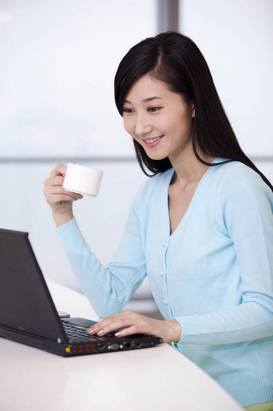 东方人,一个人,商务人士,商务女性,办公室,竖图,彩色,室内,白天,西装,商务,成功,信心,职员,中国,亚洲,套装,正装,工作,图片,喝茶,现代建筑,笔记本,美女,金融,摄影,休息室,经济,商务装,贸易,工薪阶层,东亚,茶水间,手提电脑,女人,女性,亚洲人,中国人,年轻人,白领,上班族,坐着,半身,高兴,办公,商业,bj174
