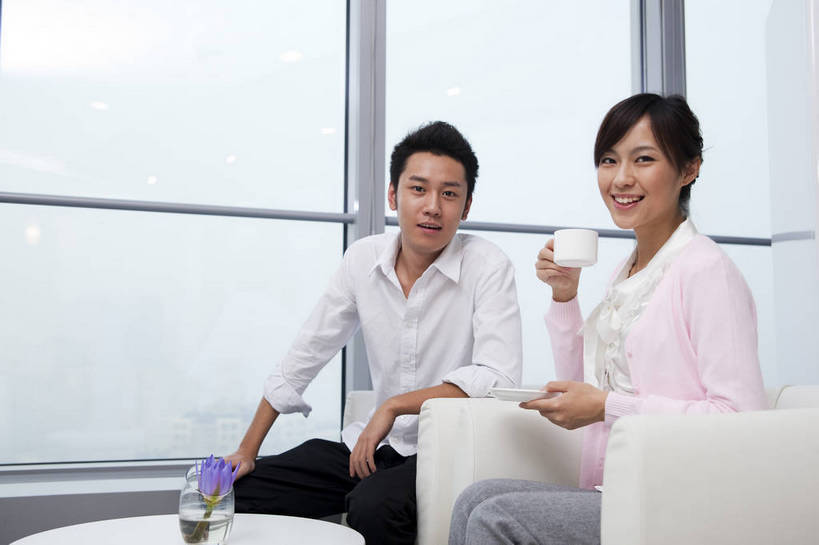 东方人,两个人,商务人士,商务男性,商务女性,办公室,横图,彩色,室内,白天,衬衫,西装,商务,讨论,成功,合作,信心,职员,中国,亚洲,套装,正装,工作,图片,喝咖啡,现代建筑,美女,金融,摄影,圆桌,休息室,经济,商务装,贸易,工薪阶层,东亚,友情,男人,男性,女人,女性,亚洲人,中国人,年轻人,白领,上班族,茶杯,交谈,坐着,半身,衬衣,高兴,办公,商业,bj174