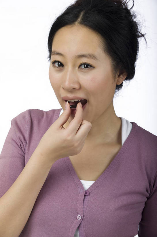 东方人,五官,脸,嘴,头发,一个人,微笑,竖图,北京,中国,仅一个年轻女性,仅一个女性,仅一个人,药,生活,休闲装,黑色,吃药,站着,休闲,健康,生病,舒服,美女,治疗,生活方式,毛发,年轻女性,女人,女性,中国人,年轻人,主妇,半身,愉快,bj174