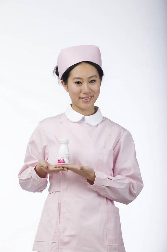 东方人,脸,头发,一个人,护士,微笑,竖图,职员,北京,中国,仅一个年轻女性,仅一个女性,仅一个人,药,工作,职业装,黑色,站着,职业,健康,舒服,美女,服务,生活方式,医疗,毛发,护士帽,西药,年轻女性,女人,女性,中国人,年轻人,白领,商人,上班族,半身,愉快,白领阶层,办公室职员,bj174