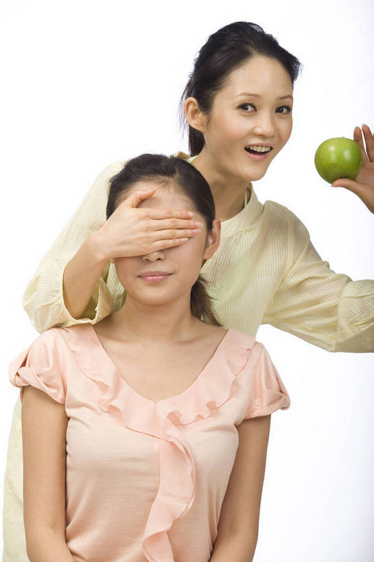 东方人,头发,一个人,两个人,伙伴,微笑,竖图,苹果,水果,北京,中国,仅一个年轻女性,仅一个女性,仅一个人,生活,依靠,休闲装,黑色,休闲,健康,表情,美女,亲密,生活方式,毛发,猜测,团结,友情,年轻女性,女人,女性,中国人,年轻人,坐着,半身,愉快,bj174