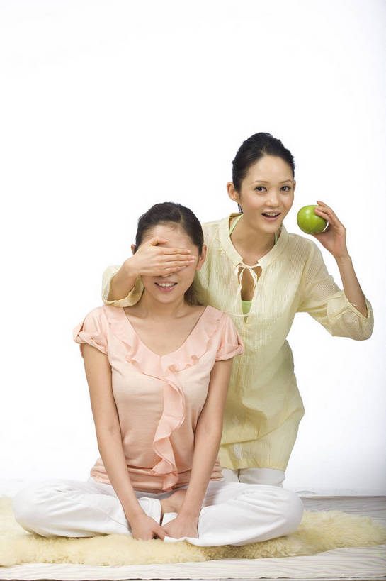 东方人,头发,一个人,两个人,伙伴,微笑,竖图,苹果,水果,北京,中国,仅一个年轻女性,仅一个女性,仅一个人,生活,依靠,休闲装,黑色,休闲,健康,表情,美女,亲密,生活方式,毛发,猜测,团结,友情,年轻女性,女人,女性,中国人,年轻人,坐着,全身,愉快,bj174