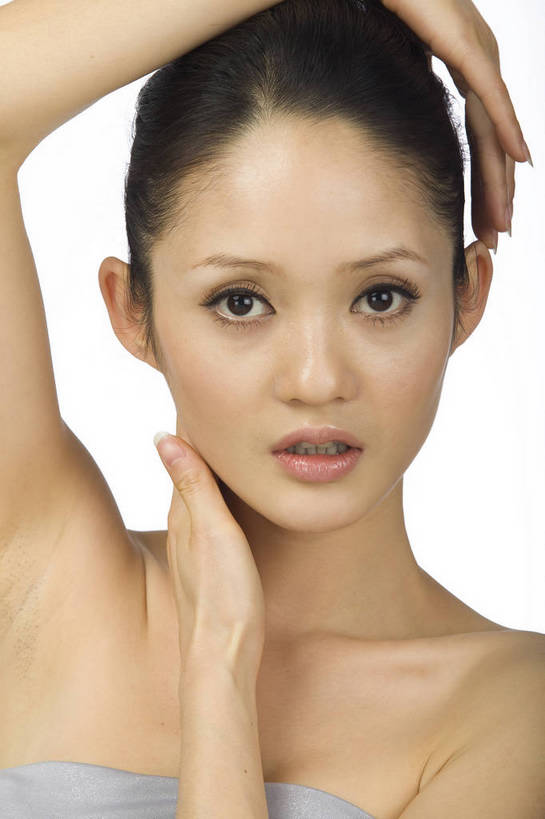 东方人,五官,眼睛,脸颊,手,头发,一个人,竖图,美容,时尚,北京,中国,仅一个年轻女性,仅一个女性,仅一个人,护肤,黑色,清洁,站着,休闲,健康,舒服,美女,头像,生活方式,皮肤,动作,毛发,年轻女性,女人,女性,中国人,年轻人,愉快,bj174