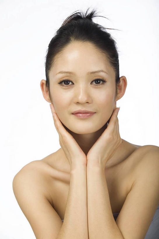 东方人,五官,眼睛,脸颊,手,头发,一个人,竖图,美容,时尚,北京,中国,仅一个年轻女性,仅一个女性,仅一个人,护肤,黑色,清洁,站着,休闲,健康,舒服,美女,头像,生活方式,皮肤,动作,毛发,年轻女性,女人,女性,中国人,年轻人,愉快,bj174