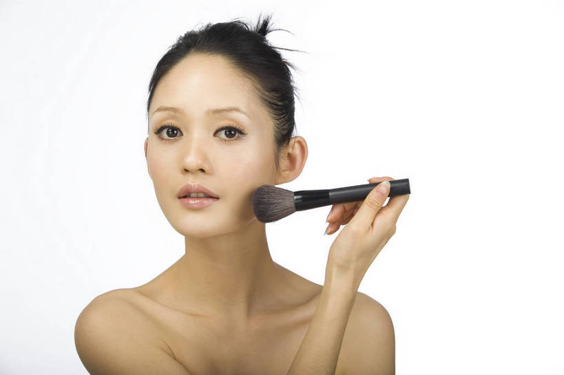 东方人,五官,眼睛,脸颊,手,头发,一个人,横图,化妆,美容,时尚,北京,中国,仅一个年轻女性,仅一个女性,仅一个人,涂抹,黑色,化妆刷,休闲,健康,舒服,美女,头像,生活方式,皮肤,修饰,毛发,化妆用品,年轻女性,女人,女性,中国人,年轻人,愉快,bj174