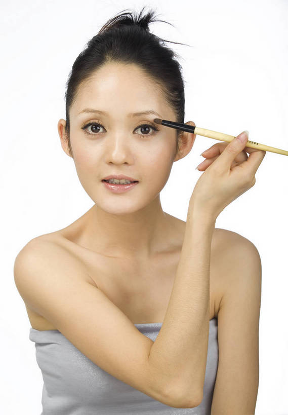 东方人,五官,眼睛,脸颊,手,头发,一个人,竖图,化妆,美容,时尚,北京,中国,仅一个年轻女性,仅一个女性,仅一个人,涂抹,黑色,化妆刷,休闲,健康,舒服,美女,头像,生活方式,皮肤,修饰,毛发,化妆用品,年轻女性,女人,女性,中国人,年轻人,愉快,bj174