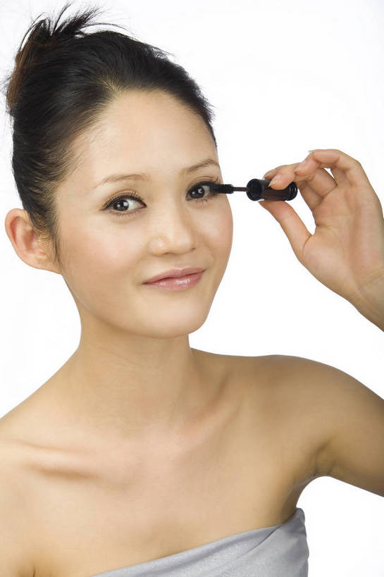 东方人,五官,眼睛,脸颊,手,头发,一个人,竖图,化妆,美容,时尚,北京,中国,仅一个年轻女性,仅一个女性,仅一个人,黑色,休闲,健康,舒服,美女,头像,生活方式,皮肤,修饰,睫毛刷,毛发,化妆用品,年轻女性,女人,女性,中国人,年轻人,愉快,bj174