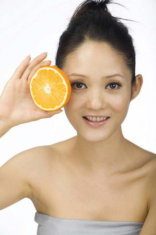 东方人,五官,眼睛,脸颊,手,头发,一个人,竖图,化妆,美容,水果,北京,中国,仅一个年轻女性,仅一个女性,仅一个人,护肤,造型,黑色,休闲,健康,舒服,美女,头像,生活方式,皮肤,修饰,毛发,化妆用品,年轻女性,女人,女性,中国人,年轻人,橘子,愉快,bj174