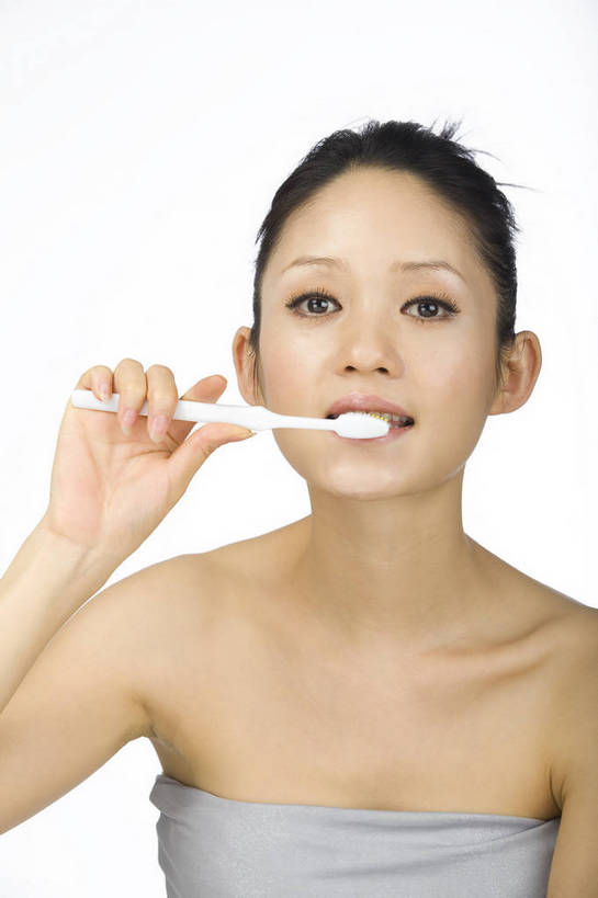 东方人,五官,眼睛,脸颊,手,头发,一个人,竖图,化妆,美容,北京,中国,仅一个年轻女性,仅一个女性,仅一个人,护肤,刷牙,黑色,清洁,休闲,健康,舒服,美女,头像,生活方式,皮肤,修饰,毛发,年轻女性,女人,女性,中国人,年轻人,愉快,bj174