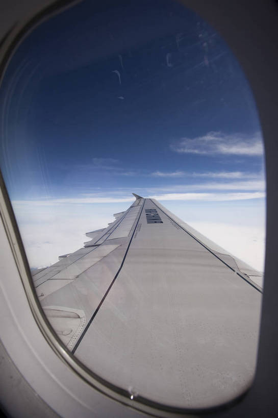 无人,竖图,彩色,室内,窗户,飞机,北京,中国,飞行,图片,窗口,机翼,注视,现代,玻璃窗,白云,蓝天,天空,交通工具,观察,看,运输,观看,察看,空旷,关注,高空,舷窗,bj174