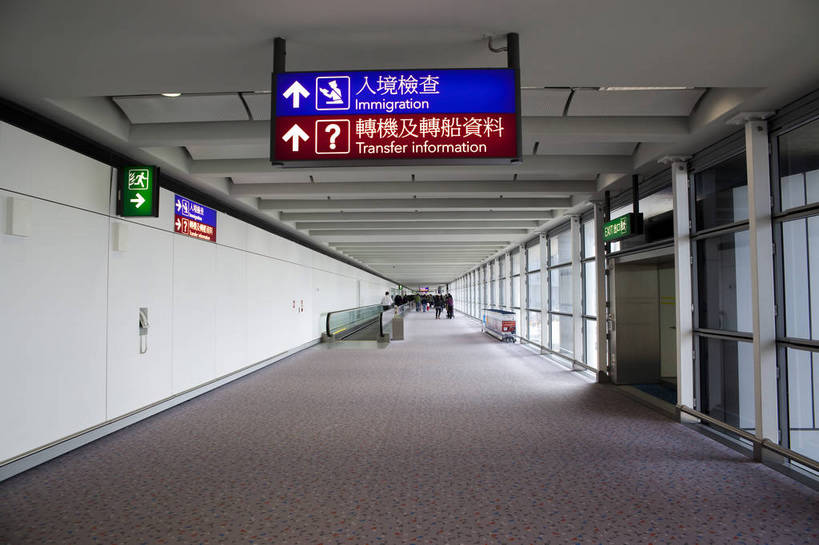 机场,横图,彩色,室内,旅游,度假,名胜古迹,窗户,标志建筑,城市,地标,飞机场,建筑,指示牌,玻璃,香港,中国,遗迹,结构,图片,交通,古迹,文物,娱乐,建设,现代,大厅,古建筑,现代建筑,地标建筑,航站楼,享受,休闲,旅游胜地,放松,都市风光,文明,中国文化,候机楼,古文明,香港国际机场,繁荣,旅客航站楼,枢纽,航空站,空港,旅行,bj174