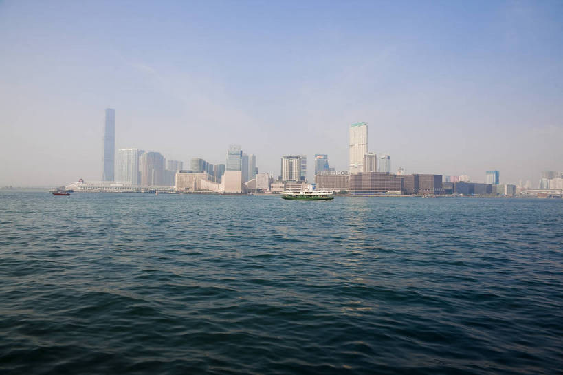 无人,横图,彩色,室外,白天,旅游,度假,名胜古迹,标志建筑,城市,地标,建筑,船,香港,中国,远眺,遗迹,图片,建筑群,古迹,文物,娱乐,建设,现代,古建筑,现代建筑,维多利亚港,地标建筑,享受,休闲,旅游胜地,放松,都市风光,文明,中国文化,古文明,繁荣,香港会展中心,海,旅行,bj174