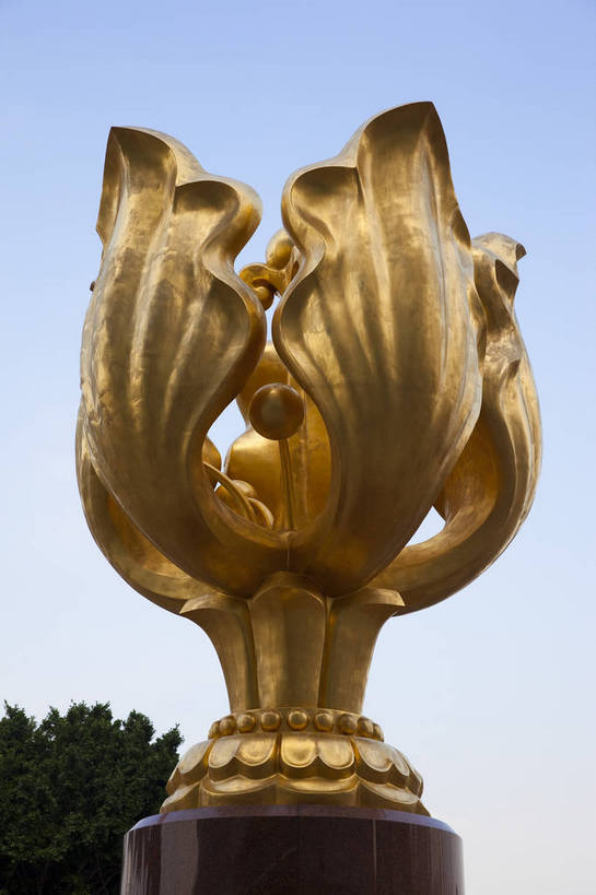 无人,竖图,彩色,室外,特写,白天,旅游,度假,名胜古迹,标志建筑,城市,地标,建筑,雕塑,香港,中国,遗迹,艺术,装饰,雕刻,雕像,图片,古迹,文物,娱乐,建设,现代,古建筑,现代建筑,工艺品,地标建筑,享受,休闲,金色,旅游胜地,放松,纪念,美术,象征,都市风光,文明,中国文化,主题,陈列,紫荆花,古文明,功能,美学,繁荣,旅行,bj174