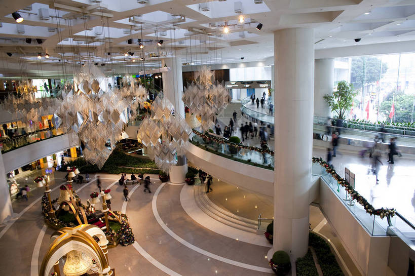 横图,彩色,室内,白天,购物,旅游,度假,名胜古迹,标志建筑,城市,地标,建筑,商场,香港,中国,节日,遗迹,图片,扶梯,圣诞,古迹,文物,娱乐,建设,现代,古建筑,享受,休闲,喜庆,旅游胜地,放松,生活方式,公共设施,文明,气氛,古文明,繁荣,旅行,购物中心,太古广场,bj174