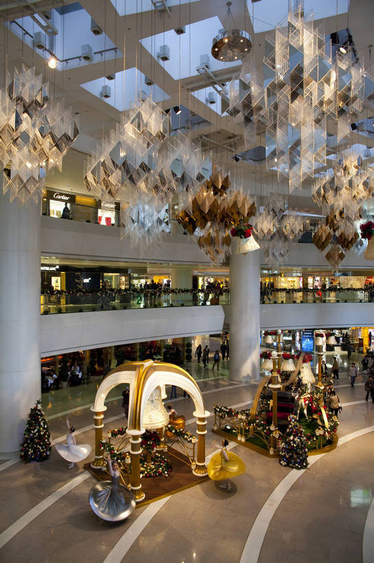 竖图,彩色,室内,白天,购物,旅游,度假,名胜古迹,标志建筑,城市,地标,建筑,商场,香港,中国,节日,遗迹,图片,扶梯,圣诞,古迹,文物,娱乐,建设,现代,古建筑,享受,休闲,喜庆,旅游胜地,放松,生活方式,公共设施,文明,气氛,古文明,繁荣,旅行,购物中心,太古广场,bj174