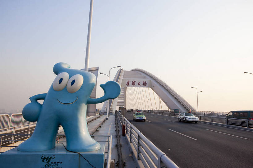 无人,横图,彩色,室外,特写,白天,旅游,度假,名胜古迹,标志建筑,城市,大桥,道路,地标,建筑,桥梁,上海,中国,遗迹,吉祥物,图片,桥,交通,古迹,文物,娱乐,建设,现代,古建筑,现代建筑,拱桥,地标建筑,享受,休闲,卢浦大桥,世博会,海宝,旅游胜地,放松,摄影,拱形,都市风光,文明,中国文化,古文明,繁荣,旅行,bj174