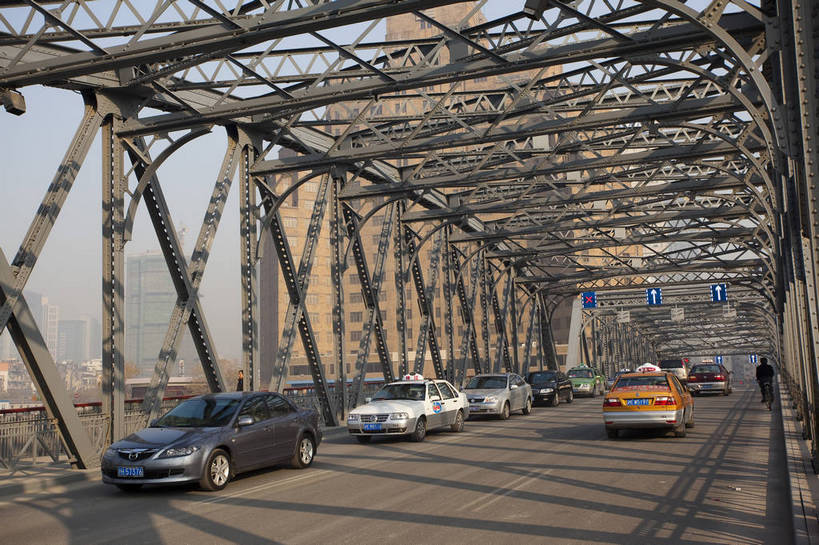 横图,彩色,室外,白天,旅游,度假,名胜古迹,标志建筑,城市,道路,地标,建筑,汽车,上海,中国,遗迹,图片,建筑群,交通,古典,古迹,文物,娱乐,建设,古建筑,铁桥,地标建筑,享受,休闲,旅游胜地,放松,摄影,都市风光,文明,中国文化,苏州河,外白渡桥,古文明,繁荣,旅行,bj174