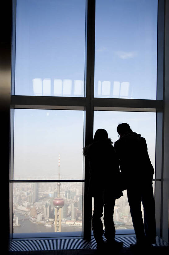 两个人,竖图,俯视,彩色,室内,白天,旅游,度假,办公楼,名胜古迹,标志建筑,城市,地标,建筑,上海,中国,游客,眺望,遗迹,图片,窗口,建筑群,古迹,文物,娱乐,建设,现代,东方明珠,古建筑,黄浦江,金茂大厦,浦东,现代建筑,地标建筑,外滩,享受,休闲,背影,旅游胜地,摩天大厦,放松,摄影,鸟瞰,都市风光,文明,中国文化,金融中心,古文明,繁荣,旅行,bj174