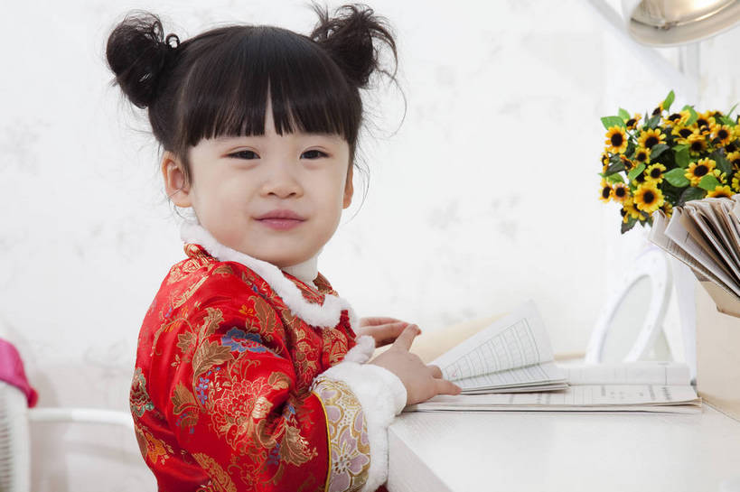 东方人,婴儿,儿童,五官,脸,手,头发,一个人,家庭,微笑,横图,彩色,室内,侧面,民族服装,纯洁,书房,北京,中国,春节,新年,亚洲,学习,传统服饰,节日,造型,图片,书桌,小孩,小女孩,红色,黑色,休闲,健康,舒服,温暖,温馨,喜庆,一家人,家居,可爱,童年,童趣,姿势,摄影,活泼,生活方式,动作,和睦,毛发,宝宝,气氛,居室,纯真,烂漫,无邪,羊角辫,无忧无虑,伶俐,天真,女孩,中国人,孩子,坐着,半身,愉快,唐装,融洽,传统文化,bj174