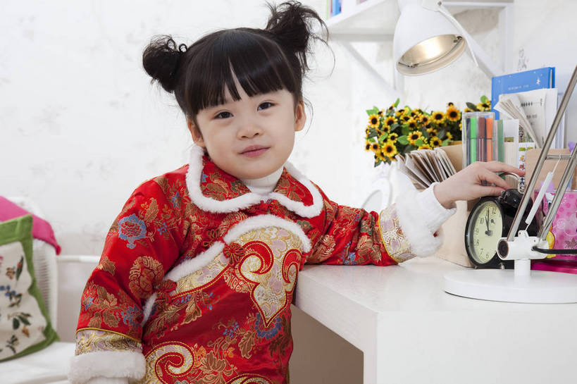 东方人,婴儿,儿童,五官,脸,手,头发,一个人,家庭,微笑,横图,彩色,室内,正面,民族服装,纯洁,书房,北京,中国,春节,新年,亚洲,学习,传统服饰,节日,造型,图片,书桌,小孩,小女孩,红色,黑色,休闲,健康,舒服,温暖,温馨,喜庆,一家人,家居,可爱,童年,童趣,姿势,摄影,活泼,生活方式,动作,和睦,毛发,宝宝,气氛,居室,纯真,烂漫,无邪,羊角辫,无忧无虑,伶俐,天真,女孩,中国人,孩子,坐着,半身,愉快,唐装,融洽,传统文化,bj174