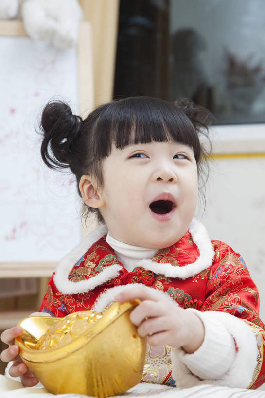 东方人,婴儿,儿童,五官,脸,手,头发,一个人,家庭,微笑,竖图,彩色,室内,正面,民族服装,纯洁,儿童房,卧室,北京,中国,春节,新年,亚洲,传统服饰,节日,造型,图片,小孩,小女孩,红色,黑色,工艺品,趴着,休闲,健康,舒服,温暖,温馨,喜庆,一家人,家居,可爱,童年,童趣,姿势,摄影,金元宝,活泼,生活方式,动作,和睦,毛发,宝宝,气氛,居室,纯真,烂漫,无邪,羊角辫,无忧无虑,伶俐,天真,女孩,中国人,孩子,半身,愉快,唐装,融洽,传统文化,bj174