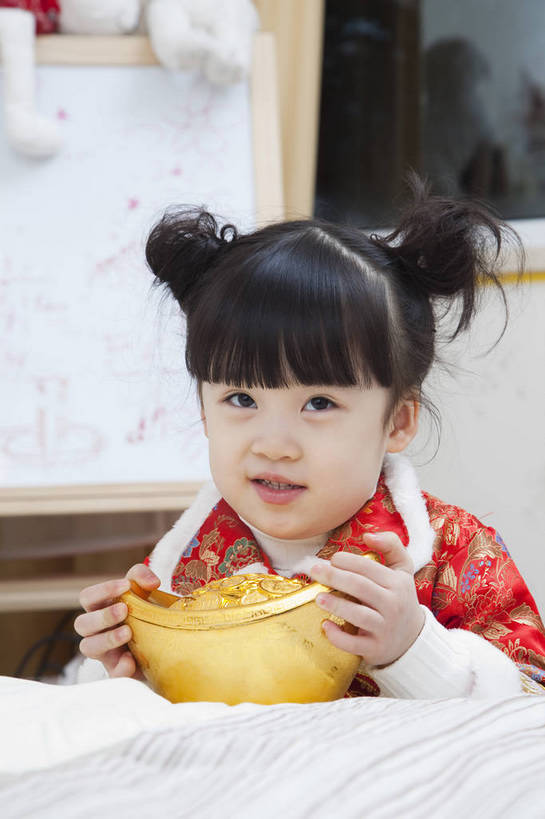 东方人,婴儿,儿童,五官,脸,手,头发,一个人,家庭,微笑,竖图,彩色,室内,正面,民族服装,纯洁,儿童房,卧室,北京,中国,春节,新年,亚洲,传统服饰,节日,造型,图片,小孩,小女孩,红色,黑色,工艺品,趴着,休闲,健康,舒服,温暖,温馨,喜庆,一家人,家居,可爱,童年,童趣,姿势,摄影,金元宝,活泼,生活方式,动作,和睦,毛发,宝宝,气氛,居室,纯真,烂漫,无邪,羊角辫,无忧无虑,伶俐,天真,女孩,中国人,孩子,半身,愉快,唐装,融洽,传统文化,bj174