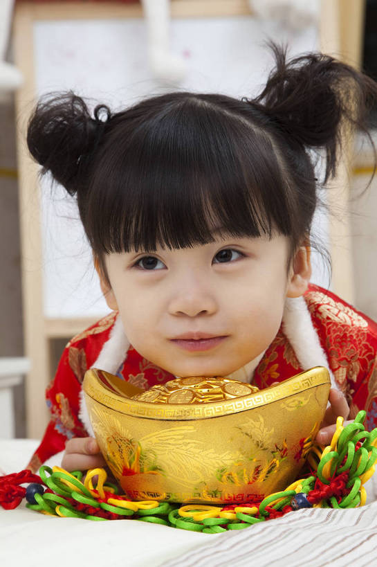东方人,婴儿,儿童,五官,脸,手,头发,一个人,家庭,微笑,竖图,彩色,室内,正面,民族服装,纯洁,儿童房,卧室,北京,中国,春节,新年,亚洲,传统服饰,节日,造型,图片,小孩,小女孩,红色,黑色,工艺品,趴着,休闲,健康,舒服,温暖,温馨,喜庆,一家人,家居,可爱,童年,童趣,姿势,摄影,金元宝,活泼,生活方式,动作,和睦,毛发,宝宝,气氛,居室,纯真,烂漫,无邪,羊角辫,无忧无虑,伶俐,天真,女孩,中国人,孩子,半身,愉快,唐装,融洽,传统文化,bj174