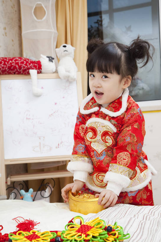 东方人,婴儿,儿童,五官,脸,手,头发,一个人,家庭,笑,竖图,彩色,室内,正面,民族服装,纯洁,儿童房,卧室,北京,中国,春节,新年,亚洲,传统服饰,节日,造型,图片,小孩,小女孩,红色,黑色,工艺品,站着,休闲,健康,舒服,温暖,温馨,喜庆,鬼脸,一家人,家居,可爱,童年,童趣,姿势,摄影,金元宝,活泼,生活方式,动作,和睦,毛发,宝宝,气氛,居室,纯真,烂漫,无邪,羊角辫,无忧无虑,伶俐,天真,女孩,中国人,孩子,半身,愉快,唐装,融洽,传统文化,bj174