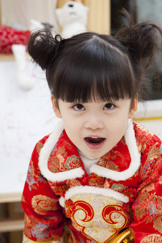 东方人,婴儿,儿童,五官,脸,手,头发,一个人,家庭,笑,竖图,彩色,室内,正面,民族服装,纯洁,儿童房,卧室,北京,中国,春节,新年,亚洲,传统服饰,节日,造型,图片,小孩,小女孩,红色,黑色,工艺品,站着,休闲,健康,舒服,温暖,温馨,喜庆,一家人,家居,可爱,童年,童趣,姿势,摄影,金元宝,活泼,生活方式,动作,和睦,毛发,宝宝,气氛,居室,纯真,烂漫,无邪,羊角辫,无忧无虑,伶俐,天真,女孩,中国人,孩子,半身,愉快,唐装,融洽,传统文化,bj174