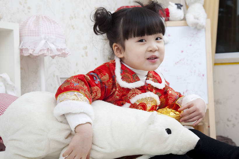东方人,婴儿,儿童,五官,脸,手,头发,一个人,家庭,笑,横图,彩色,室内,正面,民族服装,纯洁,儿童房,卧室,北京,中国,春节,新年,亚洲,传统服饰,节日,造型,图片,小孩,小女孩,红色,黑色,玩具熊,工艺品,休闲,健康,舒服,温暖,温馨,喜庆,一家人,家居,可爱,童年,童趣,姿势,摄影,毛绒玩具,金元宝,活泼,生活方式,动作,和睦,毛发,宝宝,气氛,居室,纯真,烂漫,无邪,羊角辫,无忧无虑,伶俐,天真,女孩,中国人,孩子,坐着,半身,愉快,唐装,融洽,传统文化,bj174