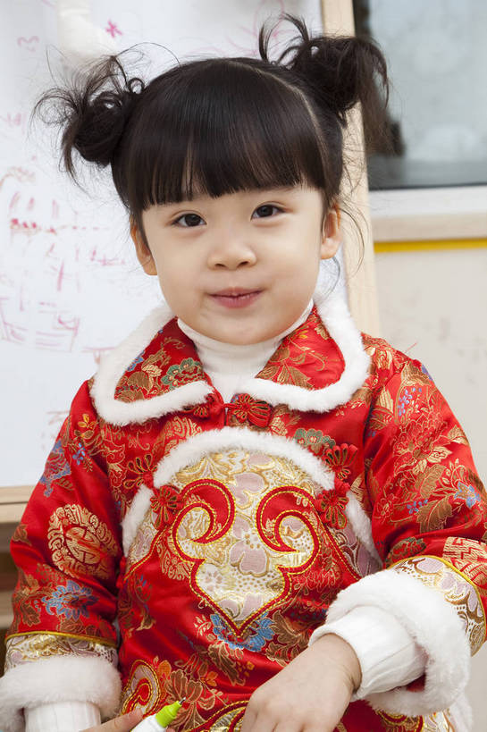 东方人,婴儿,儿童,五官,脸,头发,一个人,家庭,微笑,竖图,彩色,室内,正面,民族服装,纯洁,书房,北京,中国,春节,新年,亚洲,传统服饰,节日,图片,小孩,小女孩,红色,黑色,休闲,健康,舒服,温暖,温馨,喜庆,一家人,家居,可爱,童年,童趣,摄影,活泼,生活方式,和睦,毛发,宝宝,气氛,居室,纯真,烂漫,无邪,羊角辫,无忧无虑,伶俐,天真,女孩,中国人,孩子,坐着,半身,愉快,唐装,融洽,传统文化,bj174