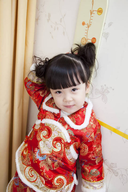 东方人,婴儿,儿童,五官,脸,头发,一个人,家庭,微笑,竖图,彩色,室内,正面,民族服装,纯洁,书房,北京,中国,春节,新年,亚洲,传统服饰,节日,测量,图片,小孩,小女孩,红色,黑色,休闲,健康,舒服,温暖,温馨,喜庆,一家人,家居,可爱,童年,童趣,摄影,活泼,生活方式,和睦,毛发,宝宝,气氛,居室,纯真,烂漫,无邪,身高,羊角辫,无忧无虑,伶俐,天真,女孩,中国人,孩子,坐着,半身,愉快,唐装,融洽,传统文化,bj174
