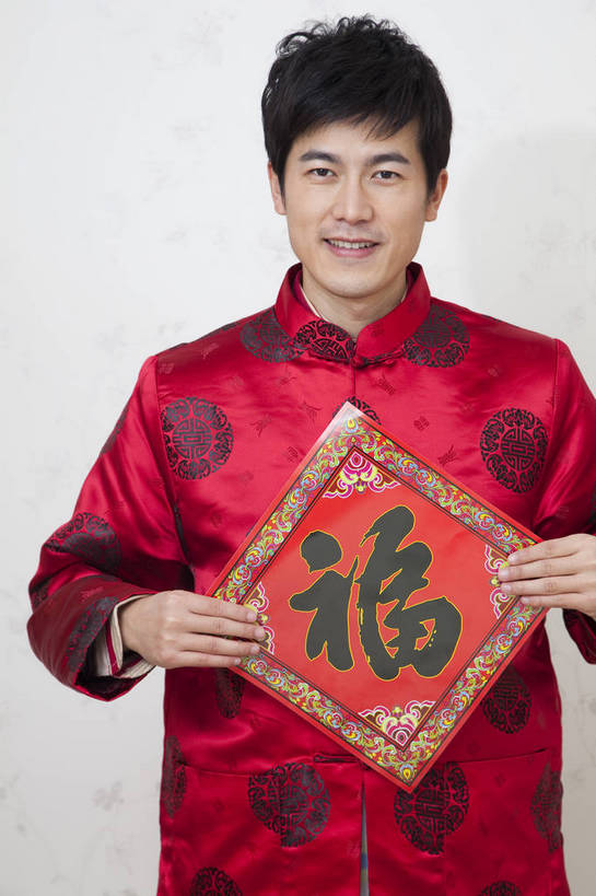 东方人,中年人,五官,脸,头发,一个人,家庭,父亲,笑,竖图,彩色,室内,正面,民族服装,北京,中国,春节,新年,亚洲,传统服饰,节日,书法,图片,红色,黑色,站着,休闲,健康,舒服,温暖,温馨,喜庆,一家人,家居,摄影,生活方式,和睦,毛发,气氛,居室,男人,中国人,年轻人,半身,愉快,福字帖,唐装,融洽,传统文化,bj174