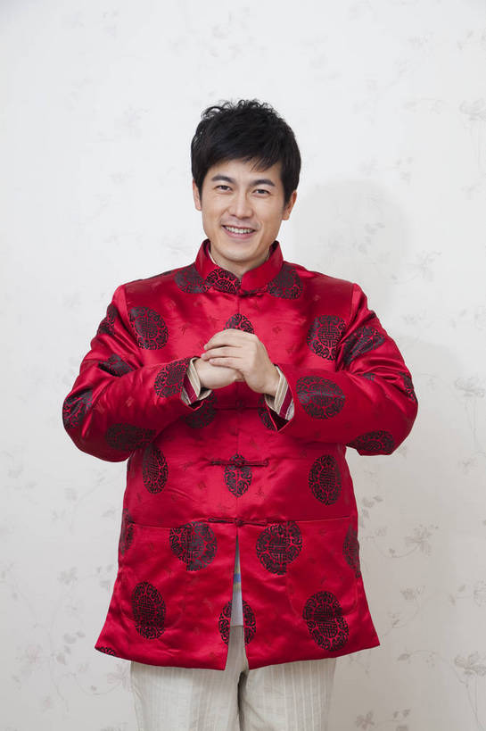 东方人,中年人,五官,脸,头发,一个人,家庭,父亲,笑,竖图,彩色,室内,正面,民族服装,北京,中国,春节,新年,亚洲,传统服饰,节日,图片,红色,黑色,站着,休闲,健康,舒服,温暖,温馨,喜庆,一家人,家居,抱拳,摄影,生活方式,和睦,毛发,气氛,居室,拱手,行礼,男人,中国人,年轻人,半身,愉快,唐装,融洽,传统文化,bj174