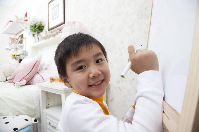 东方人,儿童,脸,头发,一个人,家庭,站,微笑,横图,彩色,室内,侧面,纯洁,书房,北京,中国,亚洲,写字,学习,图片,书桌,小孩,黑色,白板,站着,休闲,健康,舒服,温暖,温馨,一家人,休闲服,彩笔,家居,可爱,童年,童趣,摄影,生活方式,和睦,毛发,气氛,居室,无忧无虑,天真,男孩,男人,男性,中国人,孩子,画画,站立,坐着,半身,愉快,融洽,男生,bj174