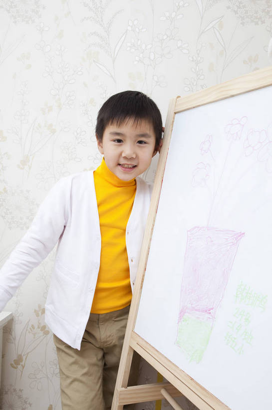 东方人,儿童,脸,头发,一个人,家庭,站,微笑,竖图,彩色,室内,正面,纯洁,书房,北京,中国,亚洲,写字,学习,图片,书桌,小孩,黑色,白板,站着,休闲,健康,舒服,温暖,温馨,一家人,休闲服,彩笔,家居,可爱,童年,童趣,摄影,生活方式,和睦,毛发,气氛,居室,无忧无虑,天真,男孩,男人,男性,中国人,孩子,画画,站立,半身,愉快,融洽,男生,bj174