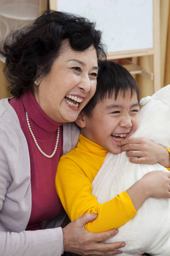 东方人,儿童,老年人,五官,脸,头发,两个人,家庭,祖母,站,笑,竖图,彩色,室内,正面,纯洁,儿童房,卧室,北京,中国,亚洲,图片,休闲装,老人,小孩,黑色,玩具熊,站着,休闲,健康,舒服,温暖,温馨,一家人,家居,可爱,童年,童趣,摄影,生活方式,奶奶,照顾,和睦,毛发,气氛,居室,无忧无虑,天真,男孩,男人,男性,女人,中国人,孩子,玩耍,站立,坐着,半身,爱,愉快,融洽,男生,bj174