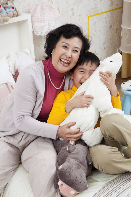 东方人,儿童,老年人,五官,脸,头发,两个人,家庭,祖母,站,笑,竖图,彩色,室内,正面,纯洁,儿童房,卧室,北京,中国,亚洲,图片,休闲装,老人,小孩,黑色,玩具熊,站着,休闲,健康,舒服,温暖,温馨,一家人,家居,可爱,童年,童趣,摄影,生活方式,奶奶,照顾,和睦,毛发,气氛,居室,无忧无虑,天真,男孩,男人,男性,女人,中国人,孩子,玩耍,站立,坐着,半身,爱,愉快,融洽,男生,bj174