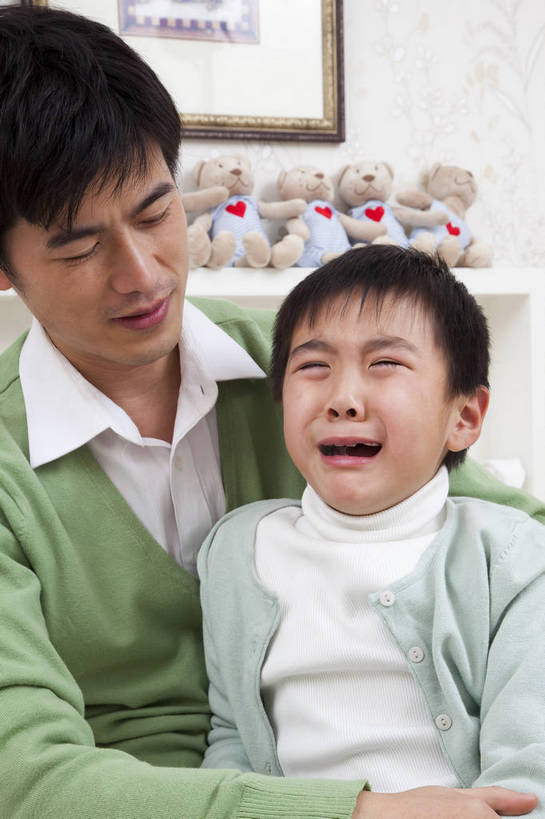 东方人,儿童,中年人,五官,脸,头发,两个人,家庭,父亲,儿子,站,竖图,彩色,室内,侧面,纯洁,儿童房,卧室,北京,中国,亚洲,图片,休闲装,小孩,黑色,站着,休闲,健康,舒服,温暖,温馨,一家人,家居,可爱,童年,童趣,摄影,生活方式,照顾,和睦,毛发,气氛,居室,无忧无虑,天真,男孩,男人,男性,中国人,孩子,年轻人,玩耍,站立,坐着,半身,爱,哭泣,愉快,融洽,男生,bj174